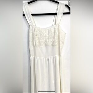 Vintage Laros Women’s Elegant White Lace Nightgown/Lingerie Size 34 ( Fits 4 US)
